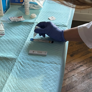 Um profissional de saúde de Médicos Sem Fronteiras (MSF) analisa uma amostra de sangue coletada de uma pessoa que procurou a clínica Arshakunyats, em Yerevan, para realizar o teste de hepatite C. No local, as equipes de MSF oferecem testagem e tratamento gratuitos, sem estigma, em um modelo de atendimento integrado, também conhecido como “one-stop-shop”.