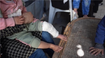 MSF tem testemunhado aumento do número de casos de pacientes com queimaduras em Gaza, a maioria deles crianças.