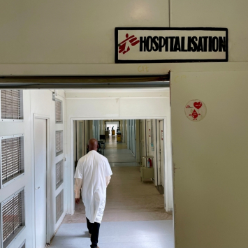 Ala de internação do hospital de trauma de MSF em Tabarre, Porto Príncipe. Haiti. © MSF