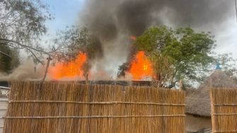 Hospital de MSF em Old Fangak em chamas após ser bombardeado. Sudão do Sul, maio de 2025. ©MSF