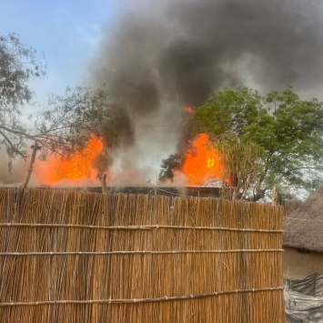 Hospital de MSF em Old Fangak em chamas após ser bombardeado. Sudão do Sul, maio de 2025. ©MSF