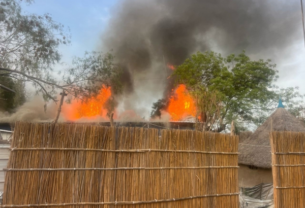 Hospital de MSF em Old Fangak em chamas após ser bombardeado. Sudão do Sul, maio de 2025. ©MSF