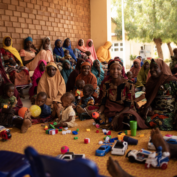 Na Nigéria, promotores de saúde de MSF realizam sessão sobre os riscos da desnutrição. @ Zoe Bennell/MSF