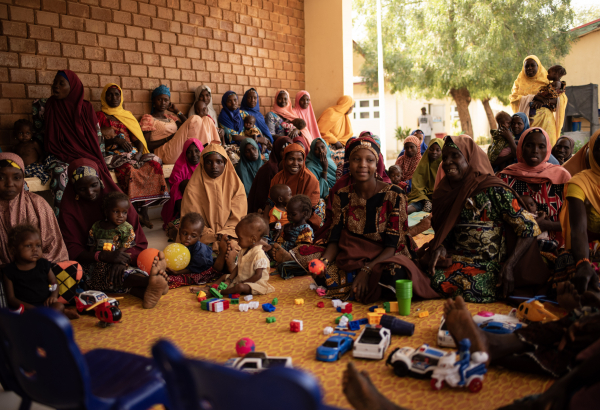 Na Nigéria, promotores de saúde de MSF realizam sessão sobre os riscos da desnutrição. @ Zoe Bennell/MSF
