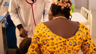 O enfermeiro Florence coleta amostra de sangue de uma criança em tratamento para desnutrição no centro de nutrição intensivo em Katsina, Nigéria. ©Zoe Bennell/MSF
