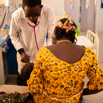 O enfermeiro Florence coleta amostra de sangue de uma criança em tratamento para desnutrição no centro de nutrição intensivo em Katsina, Nigéria. ©Zoe Bennell/MSF