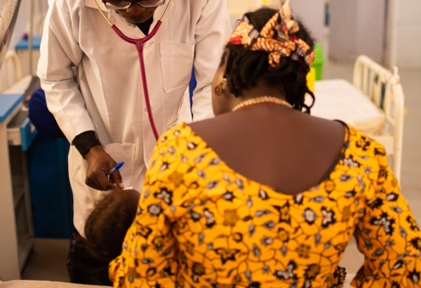 O enfermeiro Florence coleta amostra de sangue de uma criança em tratamento para desnutrição no centro de nutrição intensivo em Katsina, Nigéria. ©Zoe Bennell/MSF