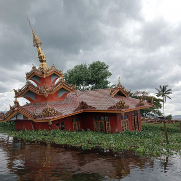 Mosteiro construído sobre palafitas no Lago Inle após terremoto em Mianmar. ©Nicolas Schreiner/MSF
