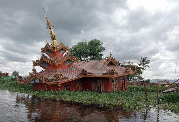 Mosteiro construído sobre palafitas no Lago Inle após terremoto em Mianmar. ©Nicolas Schreiner/MSF