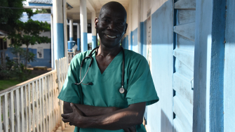 Claude Ndoko em frente à ala pediátrica do hospital governamental de Magburaka, no distrito de Tonkolili, Serra Leoa, apoiada por Médicos Sem Fronteiras © Daniel García/MSF