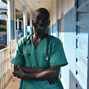 Claude Ndoko em frente à ala pediátrica do hospital governamental de Magburaka, no distrito de Tonkolili, Serra Leoa, apoiada por Médicos Sem Fronteiras © Daniel García/MSF