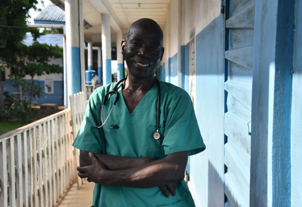 Claude Ndoko em frente à ala pediátrica do hospital governamental de Magburaka, no distrito de Tonkolili, Serra Leoa, apoiada por Médicos Sem Fronteiras © Daniel García/MSF