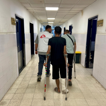 Interior do hospital Nasser, apoiado pelas equipes de MSF. Sul de Gaza, maio de 2025. ©MSF
This strike severely damaged the Ministry of Health pharmacy store, putting additional pressure on supplies at a time when medical stocks are running critically low due to the siege.

On the same day, Israeli forces have issued widescale evacuation orders, further limiting people’s access to medical care and MSF’s ability to provide it. An evacuation order covering almost the entire eastern part of Khan Younis, at the edge of Nasser hospital, forced people to immediately move towards Al Mawasi area, which resulted in a small number of patients in Nasser hospital on 20 May.