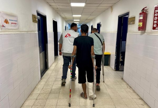 Interior do hospital Nasser, apoiado pelas equipes de MSF. Sul de Gaza, maio de 2025. ©MSF
This strike severely damaged the Ministry of Health pharmacy store, putting additional pressure on supplies at a time when medical stocks are running critically low due to the siege.

On the same day, Israeli forces have issued widescale evacuation orders, further limiting people’s access to medical care and MSF’s ability to provide it. An evacuation order covering almost the entire eastern part of Khan Younis, at the edge of Nasser hospital, forced people to immediately move towards Al Mawasi area, which resulted in a small number of patients in Nasser hospital on 20 May.