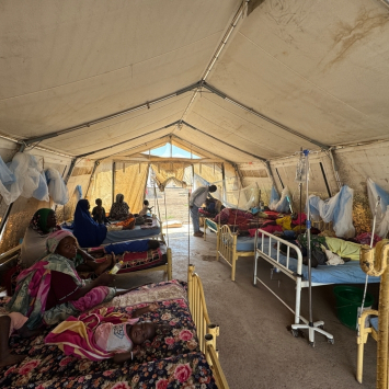 Equipes de MSF tratam casos graves de sarampo. Nesse dia, 11 pacientes dividiam os 10 leitos disponíveis. Darfur Central, Sudão. @ hibault Fendler/MSF