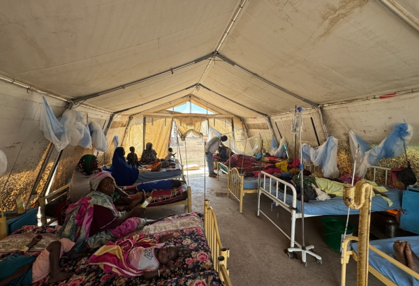 Equipes de MSF tratam casos graves de sarampo. Nesse dia, 11 pacientes dividiam os 10 leitos disponíveis. Darfur Central, Sudão. @ hibault Fendler/MSF