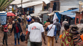 Equipe de MSF desce em Lomera, Kivu do Sul, para participar de atividades de conscientização sobre o cólera na comunidade. @ Sam Bradpiece/MSF