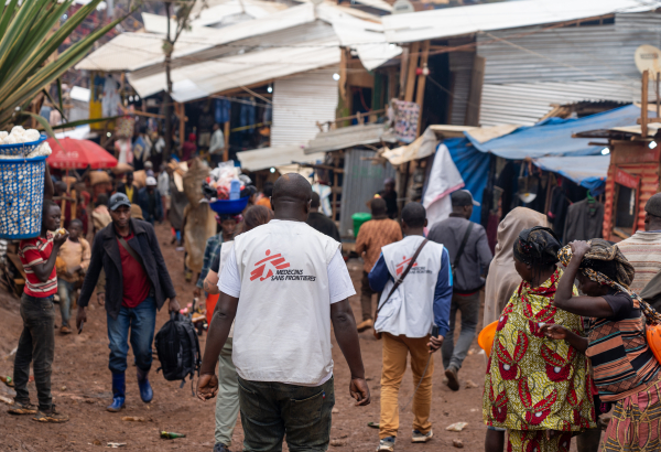Equipe de MSF desce em Lomera, Kivu do Sul, para participar de atividades de conscientização sobre o cólera na comunidade. @ Sam Bradpiece/MSF