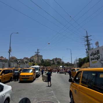 Carros presos no portão israelense que bloqueia a entrada principal de Hebron, aguardando a reabertura. Palestina, junho de 2025. ©MSF