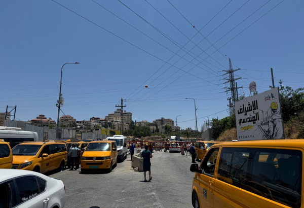 Carros presos no portão israelense que bloqueia a entrada principal de Hebron, aguardando a reabertura. Palestina, junho de 2025. ©MSF