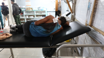 Ashraf, de 17 anos, recebe tratamento na clínica Al-Mawasi após ser baleado enquanto tentava buscar alimentos em um local de distribuição apoiado pelos EUA e por Israel em Gaza. Palestina, junho de 2025. ©Nour Alsaqqa/MSF