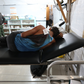 Ashraf, de 17 anos, recebe tratamento na clínica Al-Mawasi após ser baleado enquanto tentava buscar alimentos em um local de distribuição apoiado pelos EUA e por Israel em Gaza. Palestina, junho de 2025. ©Nour Alsaqqa/MSF