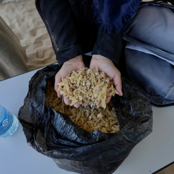 Samah Hamdan, uma mulher palestina deslocada que recebe cuidados na clínica de Mawasi, após arriscar a vida por um punhado de comida. Faixa de Gaza, 19 de junho de 2025. ©Nour Alsaqqa/MSF