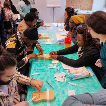 MSF realizou um treinamento de simulação interseccional em Bruxelas, organizado pela Unidade de Aprendizagem da OCB, com forte apoio dos grupos de trabalho de Pediatria e Saúde Sexual e Reprodutiva (SSR).  ©MSF