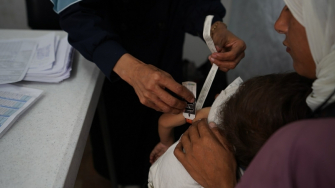 Uma criança palestina que sofre de desnutrição é submetida a um exame médico na clínica da MSF na Cidade de Gaza. ©Nour Alsaqqa/MSF