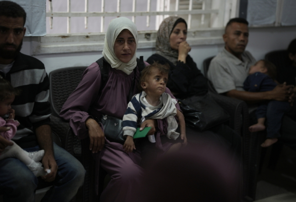 Donia Alouf e seu filho Ahmed, de 1 ano de idade, diagnosticado com desnutrição. Donia recebe assistência médica na clínica de Gaza, na Cidade de Gaza. Ela está grávida de 8 meses e também está com desnutrição. ©Nour Alsaqqa/MSF