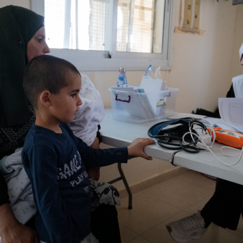 Paciente palestina recebe atendimento na clínica móvel de MSF em Masafer Yatta, na Palestina, Cisjordânia. © MSF