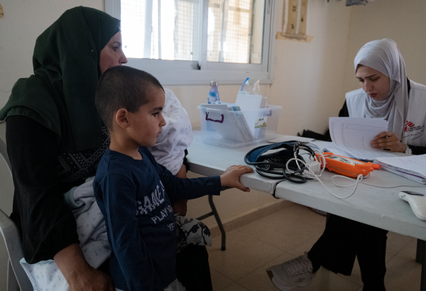 Paciente palestina recebe atendimento na clínica móvel de MSF em Masafer Yatta, na Palestina, Cisjordânia. © MSF