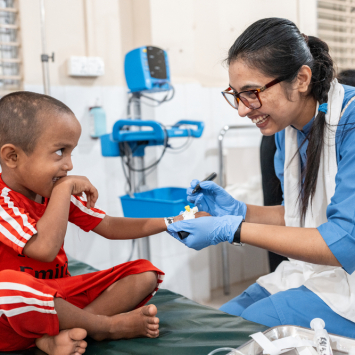 Shofi Mohammad, de 4 anos, se prepara para uma cirurgia no hospital de MSF em Kutupalong, com o apoio da enfermeira Zannatul Arafat. Bangladesh, maio de 2025. ©Ante Bussmann/MSF