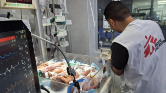 Bebês em incubadora no hospital Al Helou, no norte de Gaza. Julho de 2025. Al Helou Joanne Perry/MSF