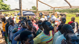 Refugiados sul-sudaneses aguardam na fila para se registrar no Comitê Nacional de Refugiados da República Democrática do Congo. Julho de 2025. © Sam Bradpiece/MSF