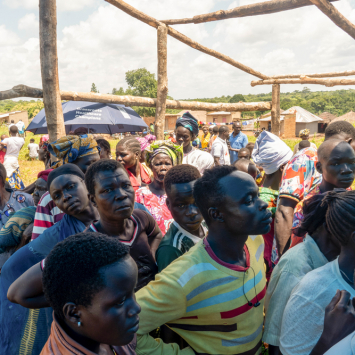 Refugiados sul-sudaneses aguardam na fila para se registrar no Comitê Nacional de Refugiados da República Democrática do Congo. Julho de 2025. © Sam Bradpiece/MSF
