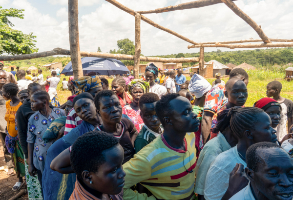 Refugiados sul-sudaneses aguardam na fila para se registrar no Comitê Nacional de Refugiados da República Democrática do Congo. Julho de 2025. © Sam Bradpiece/MSF