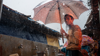Ershadullah, em um ponto de água de MSF no acampamento de refugiados de Kutupalong. Ele foi forçado a fugir para Bangladesh em 2017. © Ante Bussmann/MSF