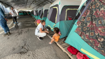 Profissional de MSF conversa com criança em um abrigo na cidade de Matamoros, no México. Junho de 2025.  © Christian Zetina/MSF