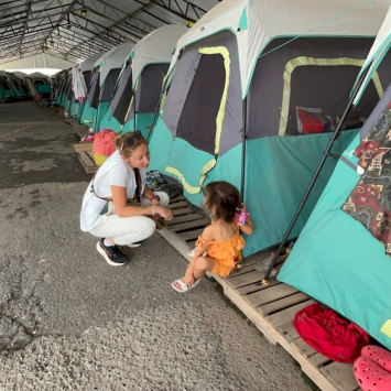 Profissional de MSF conversa com criança em um abrigo na cidade de Matamoros, no México. Junho de 2025.  © Christian Zetina/MSF