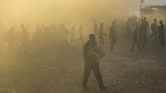 Palestinos no local de distribuição da Fundação Humanitária de Gaza em Netzarim, arriscando suas vidas para coletar um pouco de comida. ©MSF