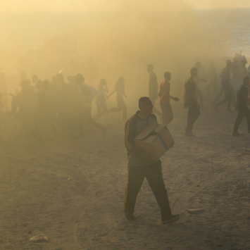 Palestinos no local de distribuição da Fundação Humanitária de Gaza em Netzarim, arriscando suas vidas para coletar um pouco de comida. ©MSF