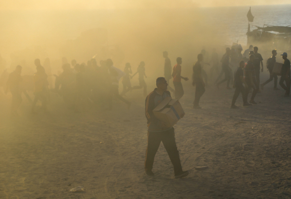 Palestinos no local de distribuição da Fundação Humanitária de Gaza em Netzarim, arriscando suas vidas para coletar um pouco de comida. ©MSF