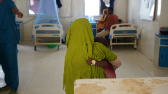 Radhwa e seu irmão na ala pediátrica do  Hospital Regional da Baía, apoiado por MSF. Meninas como Radhwa viajam longas distâncias com suas famílias para ter acesso a cuidados médicos gratuitos. ©Hareth Mohammed/MSF