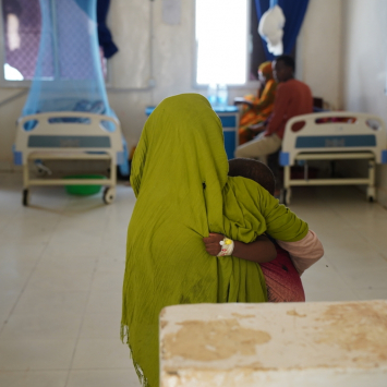 Radhwa e seu irmão na ala pediátrica do  Hospital Regional da Baía, apoiado por MSF. Meninas como Radhwa viajam longas distâncias com suas famílias para ter acesso a cuidados médicos gratuitos. ©Hareth Mohammed/MSF