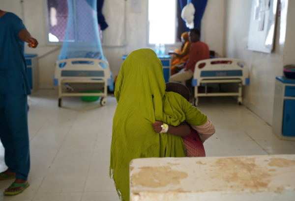 Radhwa e seu irmão na ala pediátrica do  Hospital Regional da Baía, apoiado por MSF. Meninas como Radhwa viajam longas distâncias com suas famílias para ter acesso a cuidados médicos gratuitos. ©Hareth Mohammed/MSF