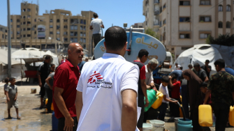 Mahmoud Abu Nada, coordenador de logística de MSF, durante distribuição de água na cidade de Gaza. ©Nour Alsaqqa/MSF