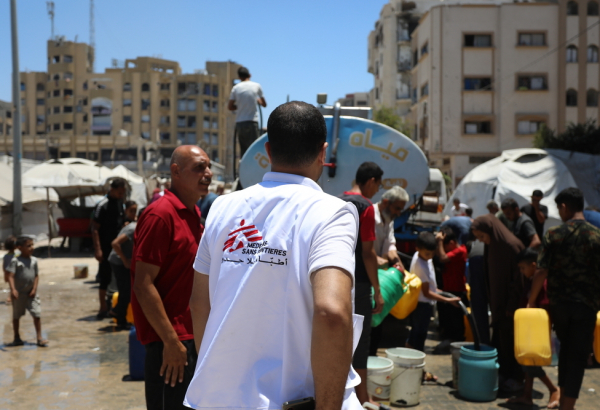 Mahmoud Abu Nada, coordenador de logística de MSF, durante distribuição de água na cidade de Gaza. ©Nour Alsaqqa/MSF