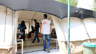 Equipe médica de MSF na tenda de isolamento do centro de tratamento de diarreia no Hospital Geral Abs. @ Majdi Al Adani/MSF
