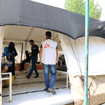 Equipe médica de MSF na tenda de isolamento do centro de tratamento de diarreia no Hospital Geral Abs. @ Majdi Al Adani/MSF
